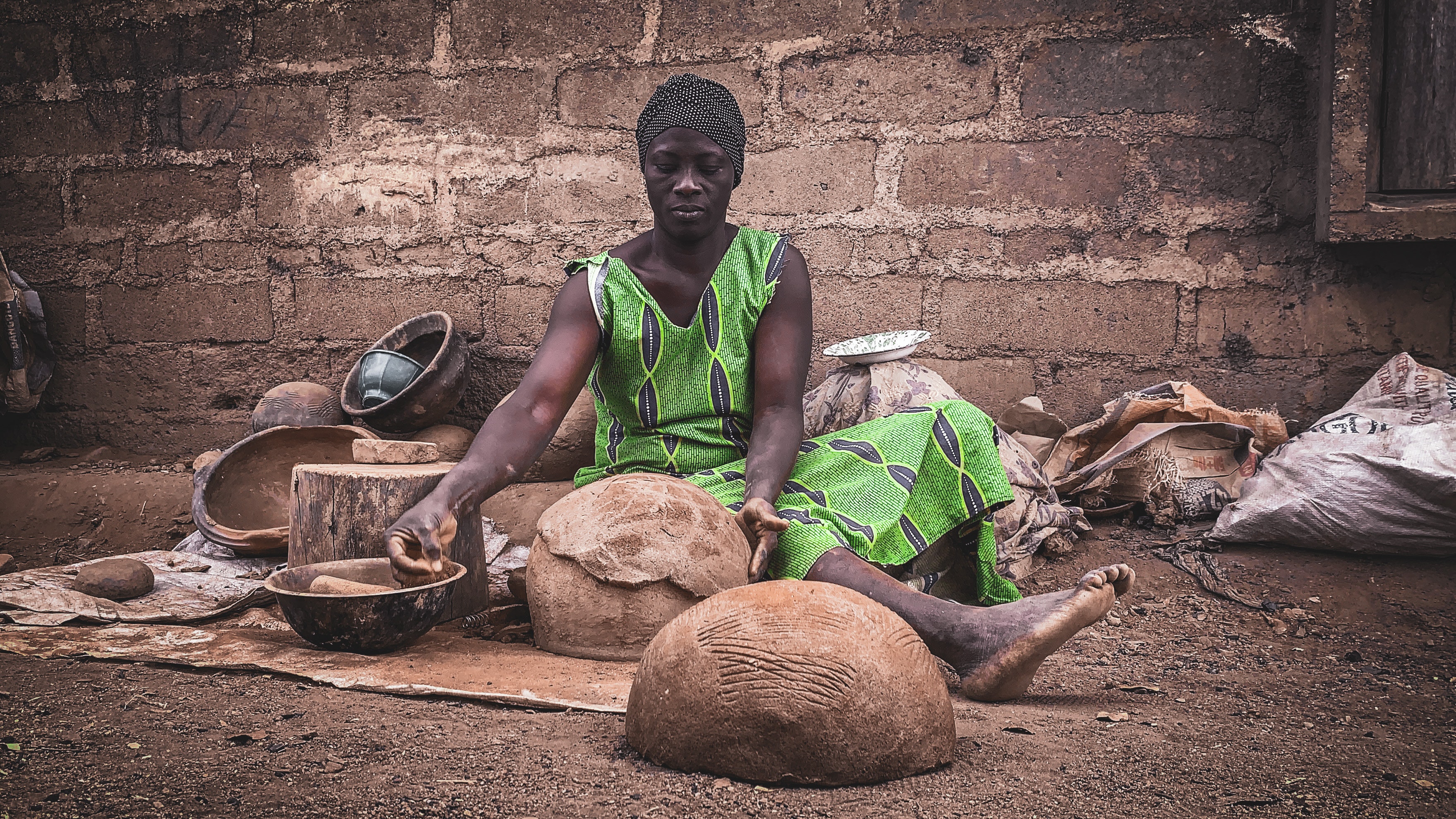 _2023-Kenyan woman making clay pots