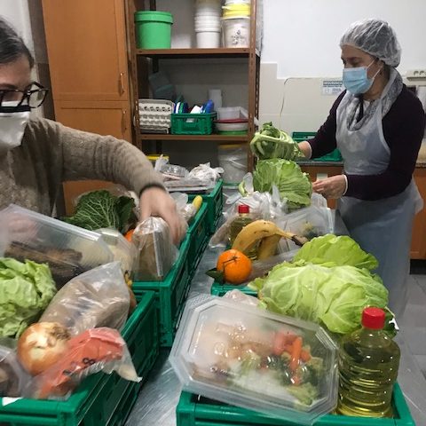 Copy of Volunteers-preparing-food-4