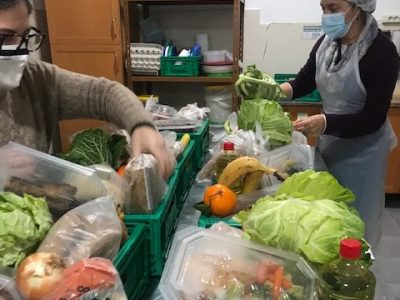 Copy of Volunteers-preparing-food-4